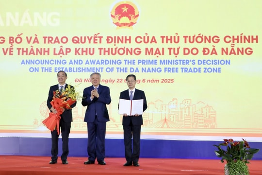 Trao quyết định của Thủ tướng Chính phủ cho UBND thành phố về thành lập Khu thương mại tự do Đà Nẵng