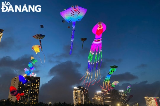 Diều LED thắp sáng bầu trời đêm Đà Nẵng