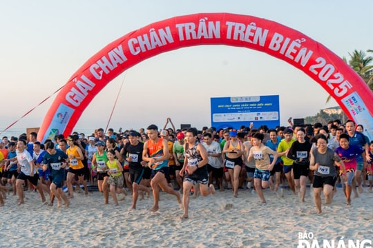 Gần 1.500 người tham gia giải chạy chân trần trên biển 2025