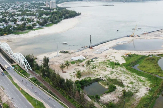 Xử lý khẩn cấp tạm thời sạt lở bờ nam cửa sông Cu Đê