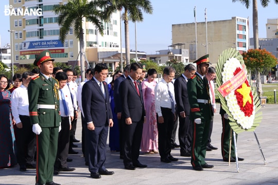 Lãnh đạo thành phố Đà Nẵng dâng hương tại Đài tưởng niệm thành phố