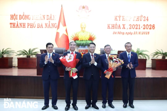 Chủ tịch UBND thành phố Lê Trung Chinh và Chủ tịch Ủy ban MTTQ Việt Nam thành phố Lê Văn Trung nghỉ hưu từ 1-7