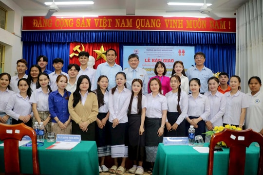 Trường Đại học Quảng Nam bàn giao 25 lưu học sinh Lào tốt nghiệp đại học