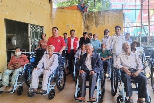 Trao 52 xe lăn cho người khuyết tật huyện Thăng Bình