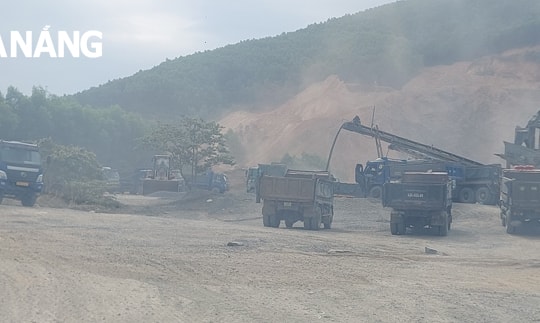 Khan hiếm đá xây dựng, xe tải xếp hàng ở mỏ đá