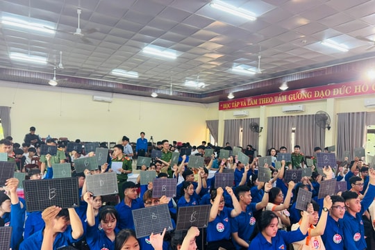 Sinh viên thi "Rung chuông vàng" tìm hiểu truyền thống lực lượng Công an nhân dân