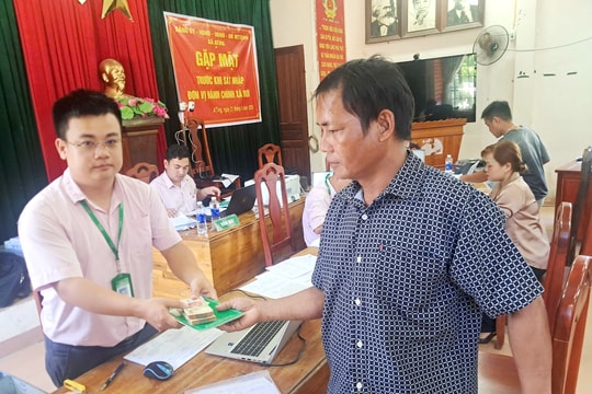 Đông Giang giải ngân vốn vay xóa nhà tạm cho 646 hộ