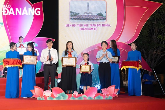 'Cánh én hồng' tài năng và tâm huyết