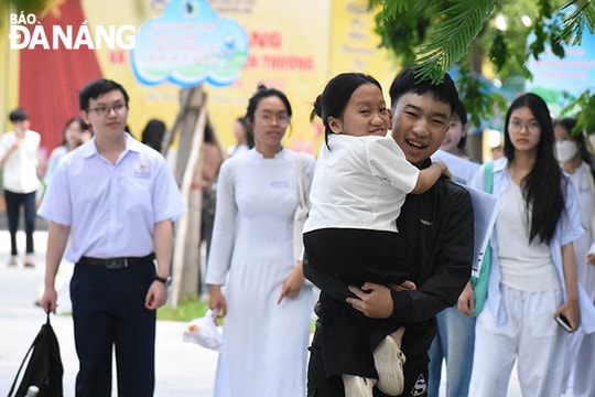 Cô bé xương thủy tinh và hành trình đi thi