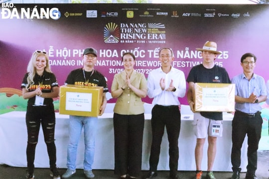Lãnh đạo thành phố động viên hai đội pháo hoa Hàn Quốc và Ý