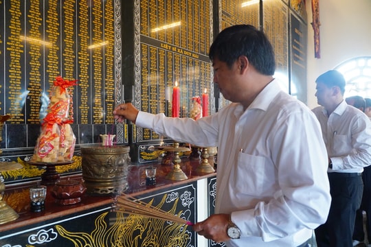 Bí thư Tỉnh ủy Lương Nguyễn Minh Triết dâng hương Đền liệt sĩ huyện Duy Xuyên