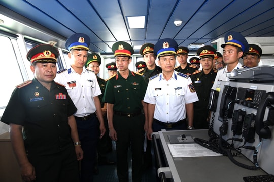 Đoàn sĩ quan trẻ Quân đội nhân dân Lào thăm Bộ Tư lệnh Vùng Cảnh sát biển 2