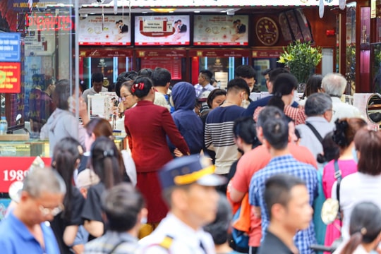 Giá vàng chiều nay 30/6/2025: Giá vàng SJC tăng kịch trần, cách đỉnh vài bước chân