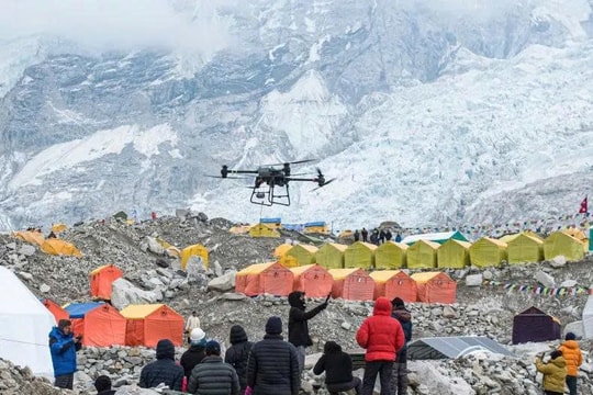 Máy bay không người lái dọn rác trên núi Everest