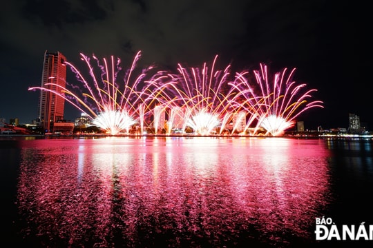 Rực rỡ màn pháo hoa “Đà Nẵng - bay cao cùng đất nước”