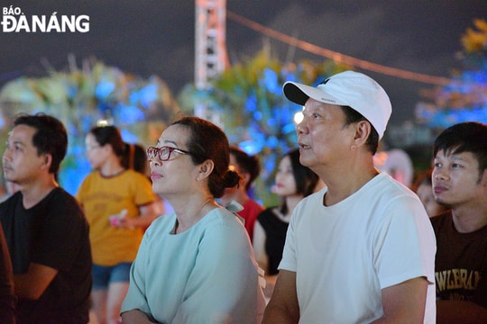 Đông đảo người dân đón nhận chương trình chiếu phim ngoài trời