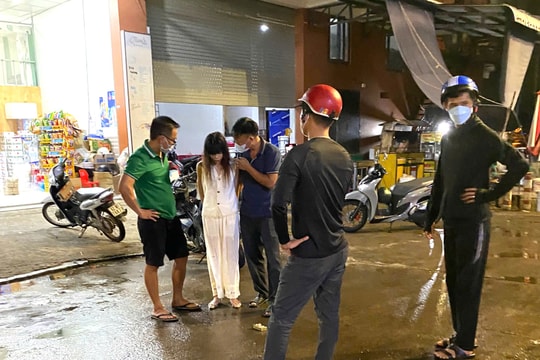 Vùng Cảnh sát biển 2 bắt quả tang một phụ nữ sinh năm 2000 với hai túi ma túy đá cất giữ trong người