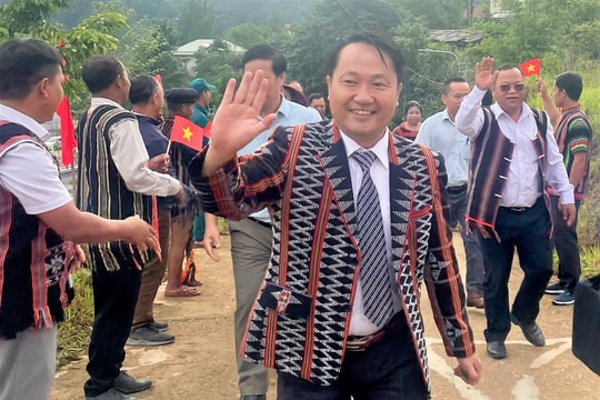 Người dân xã miền núi Hùng Sơn tổ chức lễ nhập làng đón cán bộ đến nhận công tác