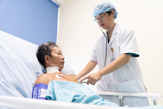 Người đàn ông nguy kịch do ong vò vẽ đốt 30 vết được cứu sống