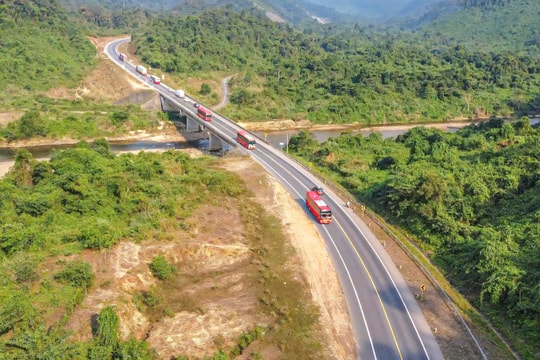 Huy động 15 mũi thi công trên cao tốc La Sơn - Hòa Liên
