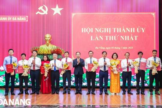 Công bố các quyết định về công tác tổ chức bộ máy và cán bộ