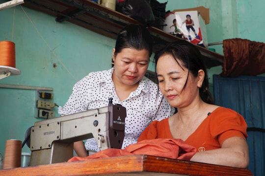 "Đường may xanh" và hành trình sẻ chia của một thợ may