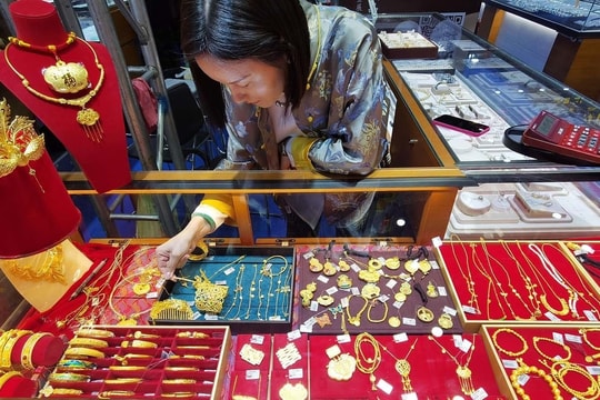 Giá vàng chiều nay 3/7/2025: Vàng trong nước xuyên thủng đỉnh 121 triệu, vàng thế giới kẹt ở 3300 USD