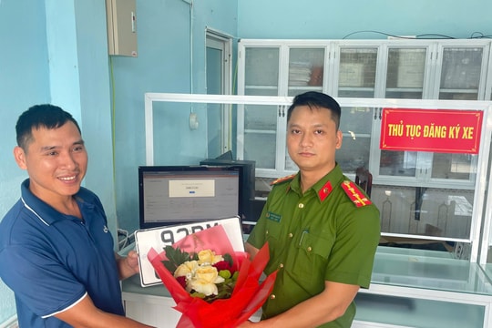 Công dân được tặng hoa trong những ngày đầu làm thủ tục hành chính