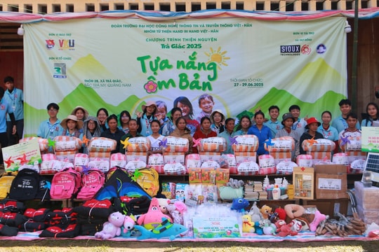 Nhóm từ thiện Hand In Hand Việt - Hàn tổ chức chương trình dân vận tại vùng cao