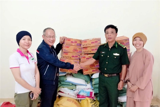 Nhiều suất quà hỗ trợ học sinh biên giới La Êê, Đắc Pring