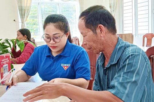 Tuổi trẻ xã Chiên Đàn hỗ trợ người dân làm dịch vụ công