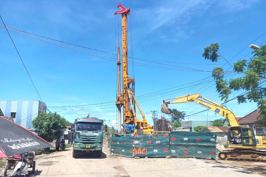 Mặt bằng làm cầu vượt đường sắt trên quốc lộ 14E: Chưa thể hanh thông