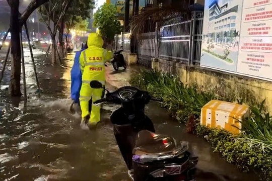 Cảnh sát giao thông thành phố Đà Nẵng hỗ trợ người dân, đảm bảo an toàn giao thông