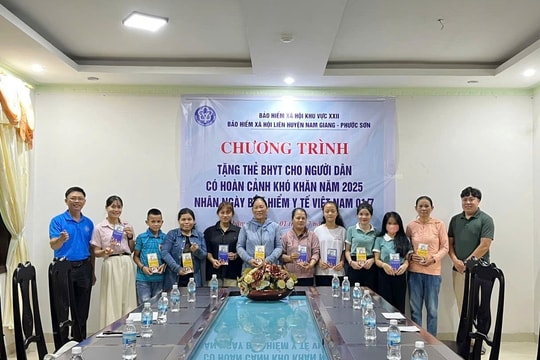 Trao thẻ bảo hiểm y tế cho người dân xã Khâm Đức