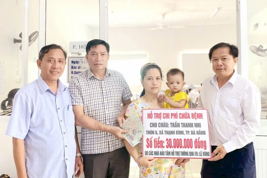 Xã Thạnh Bình trao 30 triệu đồng hỗ trợ điều trị cho một bệnh nhi