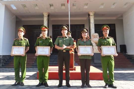 Công an Đà Nẵng trao Bằng khen của Bộ Công an cho các cá nhân, tập thể xuất sắc