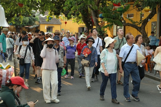 Viet Nam welcomes nearly 10.7 million international tourists in first half of 2025