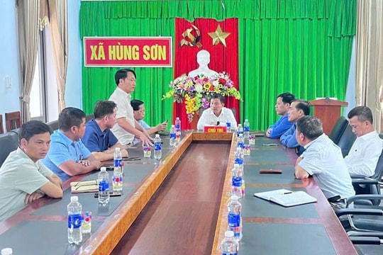 Trưởng ban Tổ chức Thành ủy Đà Nẵng Đoàn Duy Tân làm việc tại xã Hùng Sơn