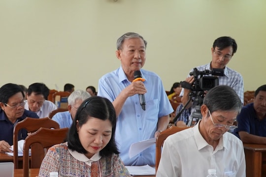 Cán bộ hưu trí phường Tam Kỳ góp ý dự thảo văn kiện đại hội Đảng