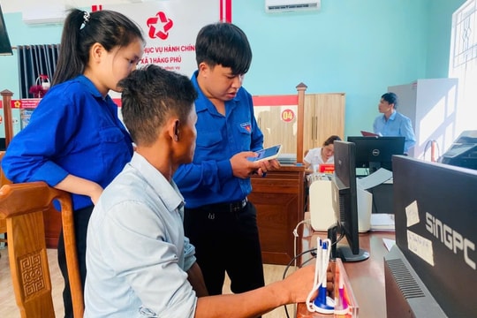 Tuổi trẻ Thăng Phú hỗ trợ người dân thực hiện thủ tục hành chính