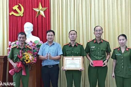 Thưởng nóng Công an phường Hòa Xuân vì nhanh chóng điều tra, làm rõ thủ phạm 2 vụ trộm xe máy