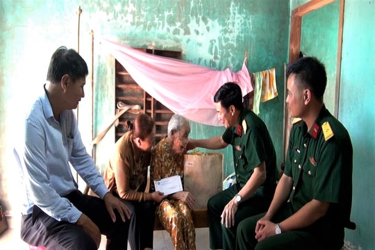 Binh chủng Tăng thiết giáp tri ân Mẹ Việt Nam anh hùng xã Thăng An và Thăng Bình
