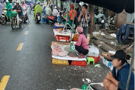 Nguy cơ mất an toàn vệ sinh thực phẩm từ bán thịt heo dưới lòng đường