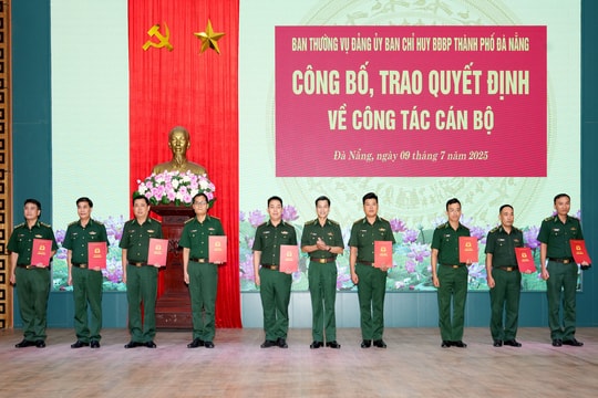 Bộ đội Biên phòng thành phố Đà Nẵng trao quyết định về công tác cán bộ
