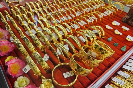 Giá vàng hôm nay 10/7/2025: Vàng lại ra vàng, SJC phục hồi sát đỉnh 121 triệu, vàng thế giới tăng nhờ đồng đô la yếu