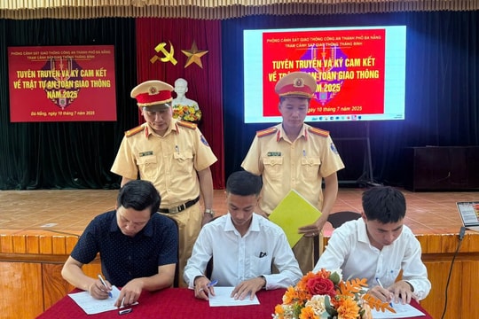 Phổ biến pháp luật về an toàn giao thông cho tài xế xe điện