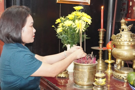 Đoàn công tác Thành ủy Đà Nẵng viếng hương cụ Huỳnh Thúc Kháng