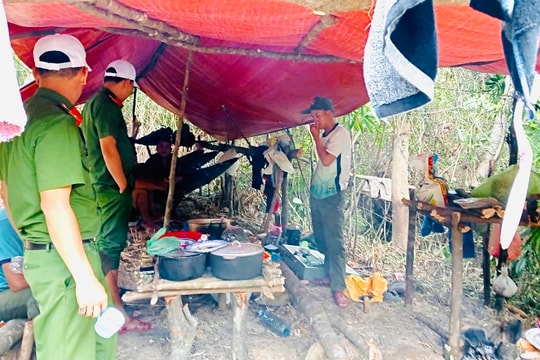 Công an xã Quế Phước truy quét khai thác vàng trái phép