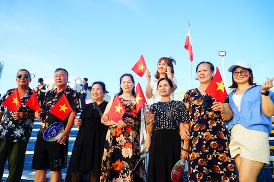 Du khách háo hức chờ đón chung kết DIFF 2025