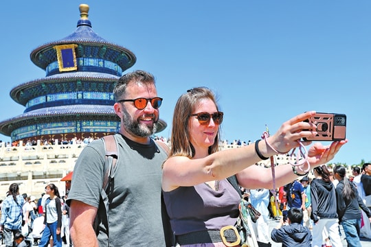 Trung Quốc miễn thị thực cho 74 nước, hoàn thuế theo phương châm “mua ngay, hoàn ngay”